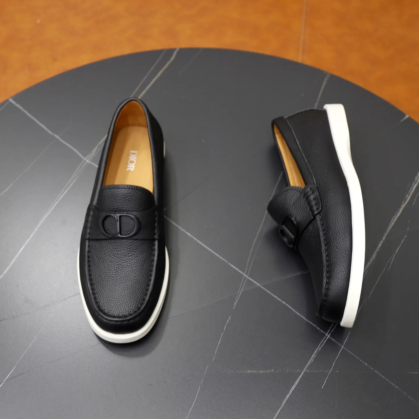 Ex-factory price: 560🙅‍♂️🙅‍♂️🙅‍♂️ Brand: Dior DIOR Standard code: Men's code 38/44 (45 can be customized) Grade: Same as the official website Material: Original cowhide stitching, cowhide lining, original TPU wear-resistant soft outsole Style categories: Leisure and sports version, footwear for driving, young fashion, European and American trends, British style Color: actual picture color